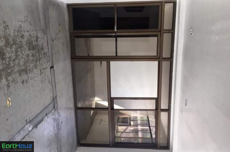 Small building and various commercial spaces for Rent in Makati Avenue